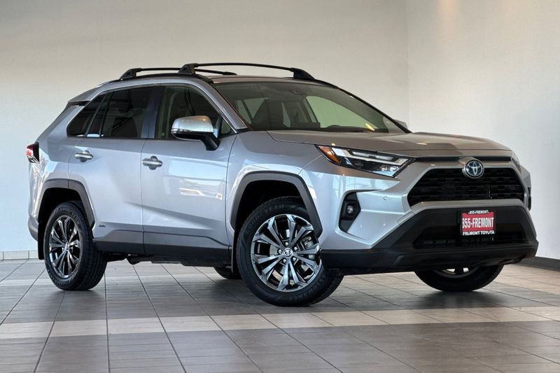 Toyota RAV4 Vehicle Full-screen Gallery Image 02