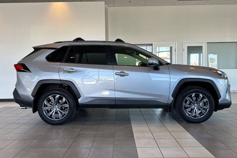 Toyota RAV4 Vehicle Full-screen Gallery Image 03