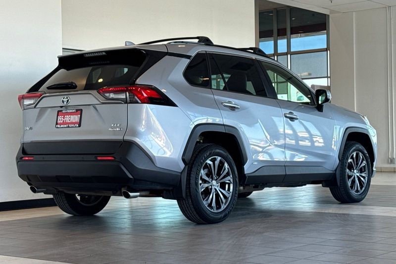 Toyota RAV4 Vehicle Full-screen Gallery Image 04