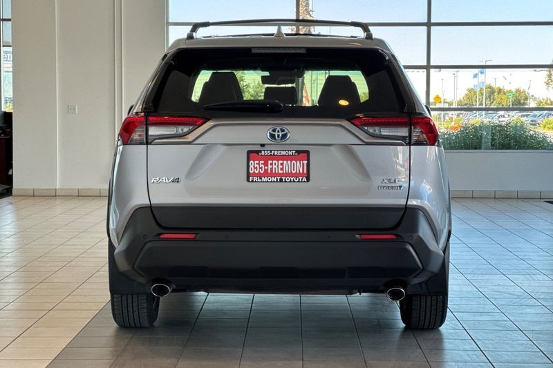 Toyota RAV4 Vehicle Full-screen Gallery Image 05