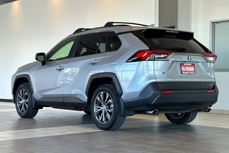 Toyota RAV4 Vehicle Full-screen Gallery Image 06