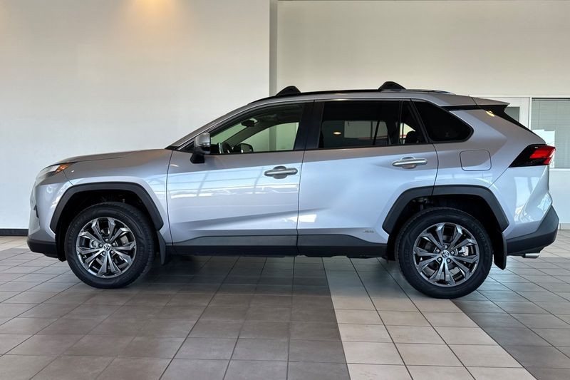Toyota RAV4 Vehicle Full-screen Gallery Image 07
