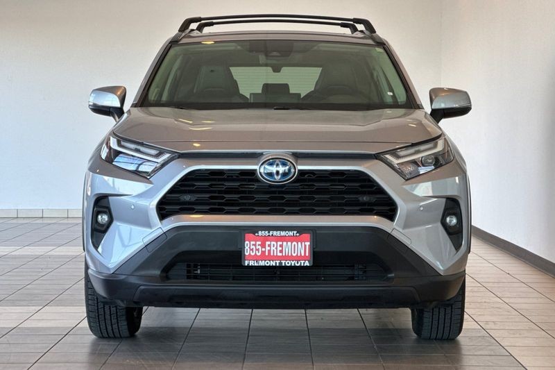 Toyota RAV4 Vehicle Full-screen Gallery Image 09