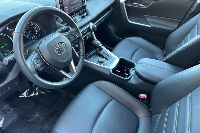 Toyota RAV4 Vehicle Full-screen Gallery Image 10
