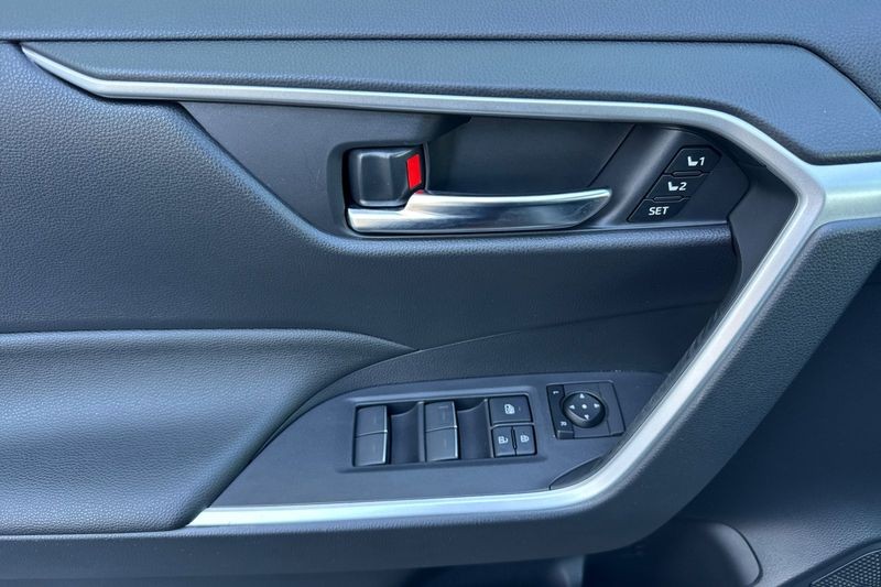 Toyota RAV4 Vehicle Full-screen Gallery Image 11