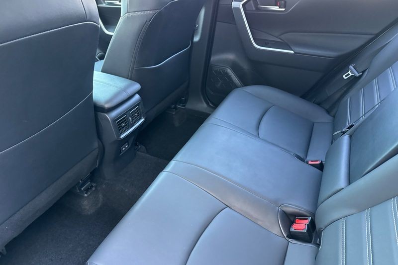 Toyota RAV4 Vehicle Full-screen Gallery Image 12