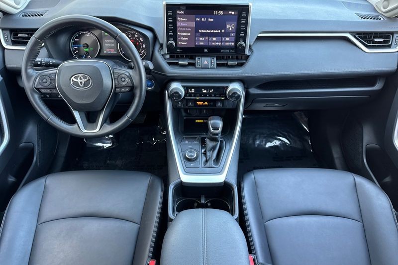 Toyota RAV4 Vehicle Full-screen Gallery Image 13