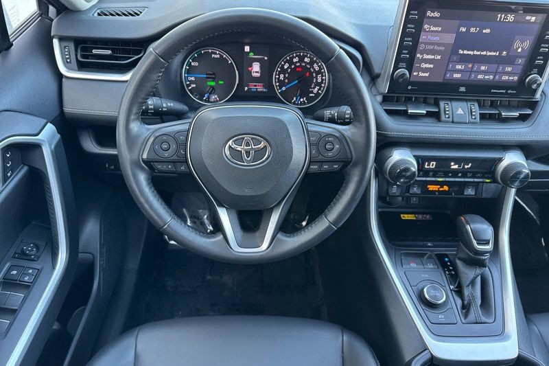 Toyota RAV4 Vehicle Full-screen Gallery Image 14