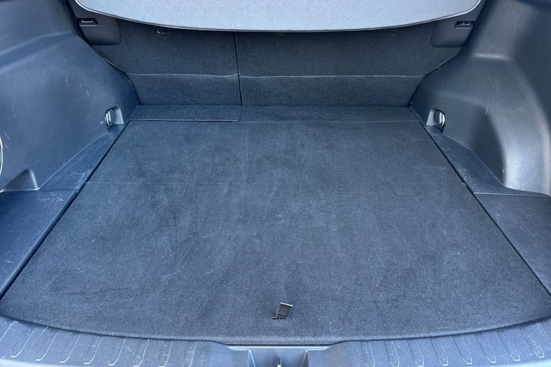 Toyota RAV4 Vehicle Full-screen Gallery Image 15