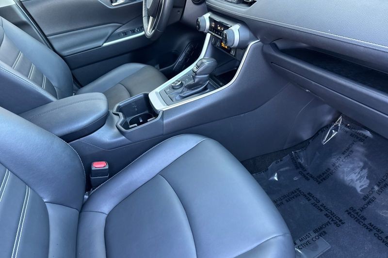 Toyota RAV4 Vehicle Full-screen Gallery Image 16