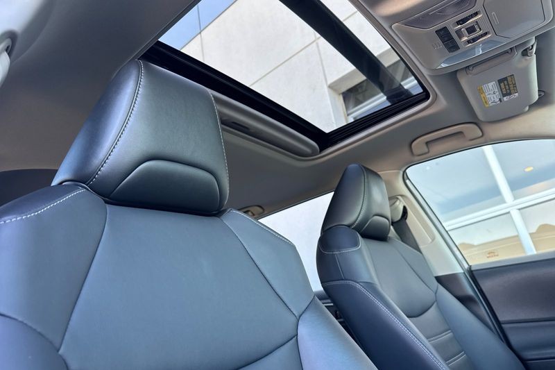 Toyota RAV4 Vehicle Full-screen Gallery Image 17