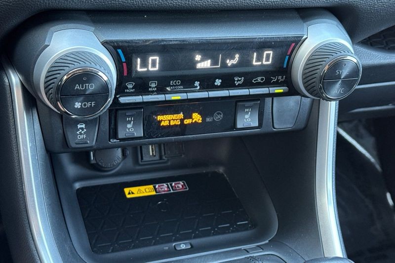 Toyota RAV4 Vehicle Full-screen Gallery Image 20