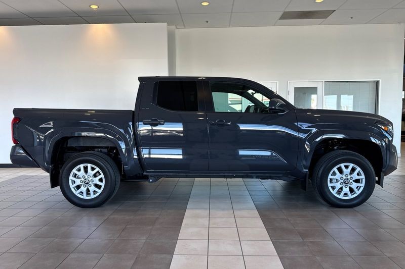 Toyota Tacoma 4WD Vehicle Full-screen Gallery Image 03