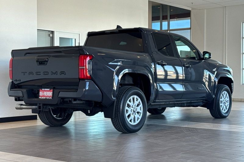 Toyota Tacoma 4WD Vehicle Full-screen Gallery Image 04