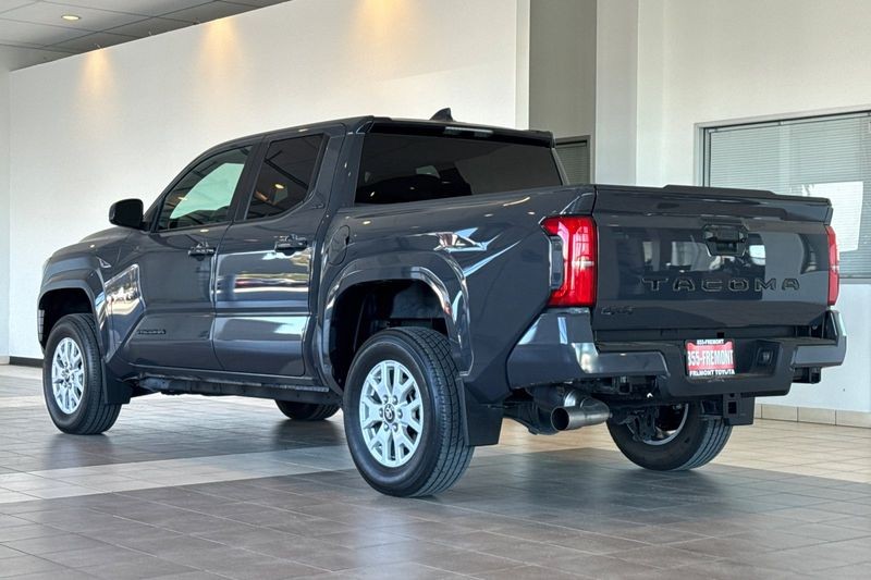 Toyota Tacoma 4WD Vehicle Full-screen Gallery Image 06