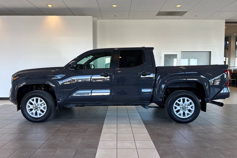 Toyota Tacoma 4WD Vehicle Full-screen Gallery Image 07