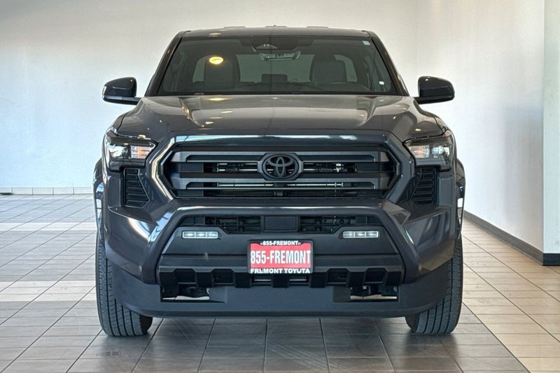 Toyota Tacoma 4WD Vehicle Full-screen Gallery Image 09
