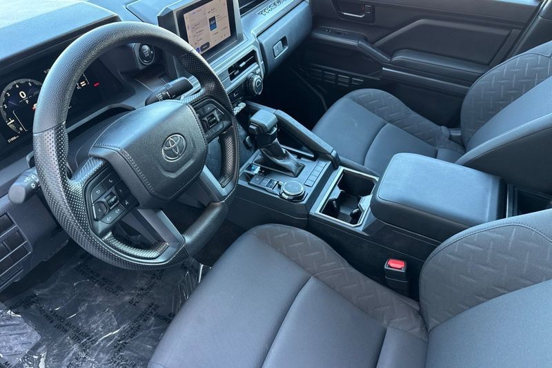Toyota Tacoma 4WD Vehicle Full-screen Gallery Image 10