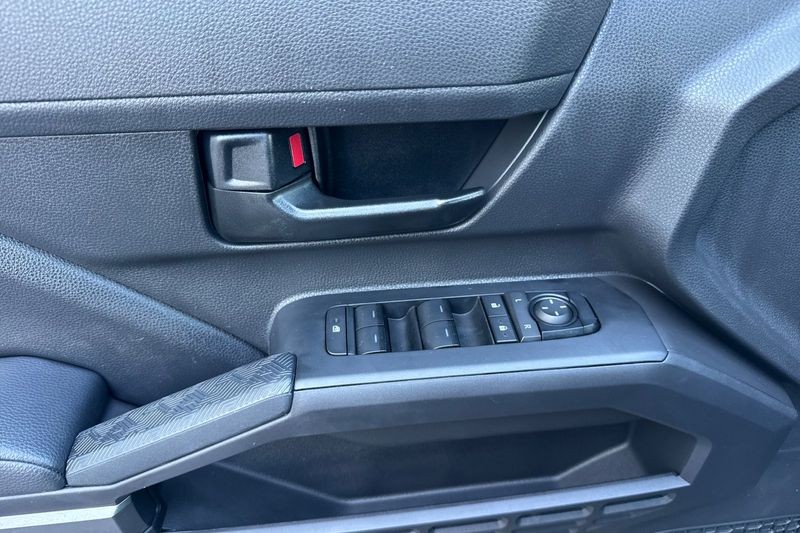 Toyota Tacoma 4WD Vehicle Full-screen Gallery Image 11