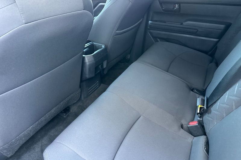 Toyota Tacoma 4WD Vehicle Full-screen Gallery Image 12