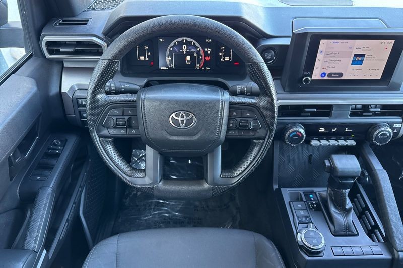 Toyota Tacoma 4WD Vehicle Full-screen Gallery Image 14