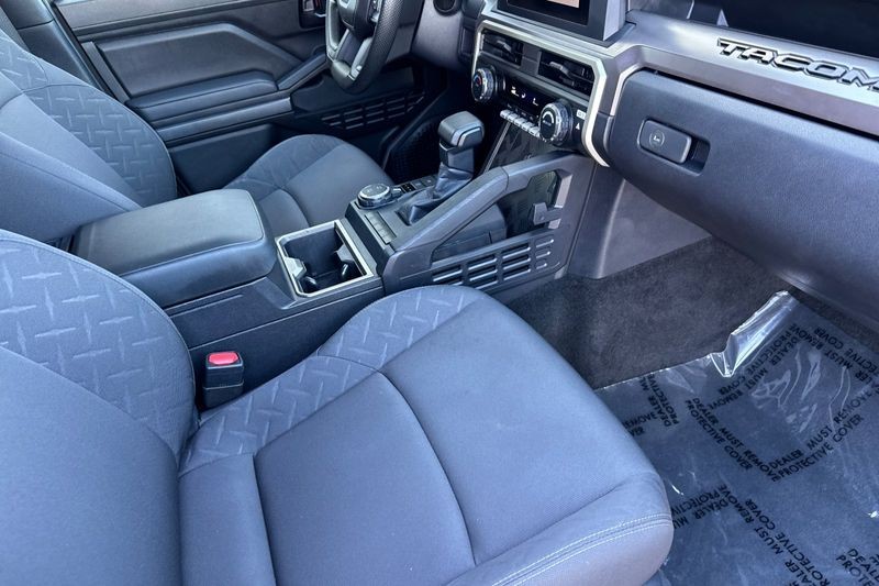 Toyota Tacoma 4WD Vehicle Full-screen Gallery Image 15