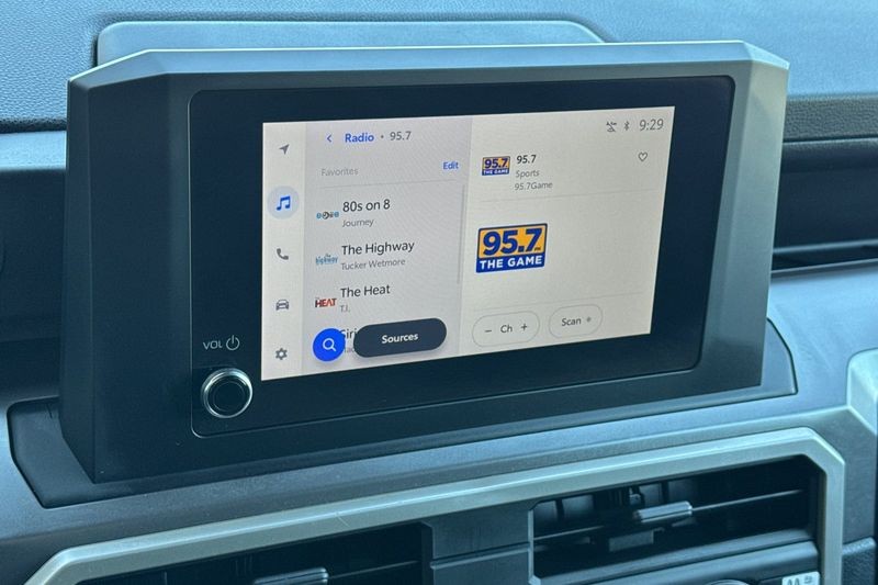 Toyota Tacoma 4WD Vehicle Full-screen Gallery Image 17