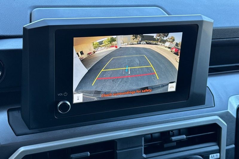 Toyota Tacoma 4WD Vehicle Full-screen Gallery Image 18