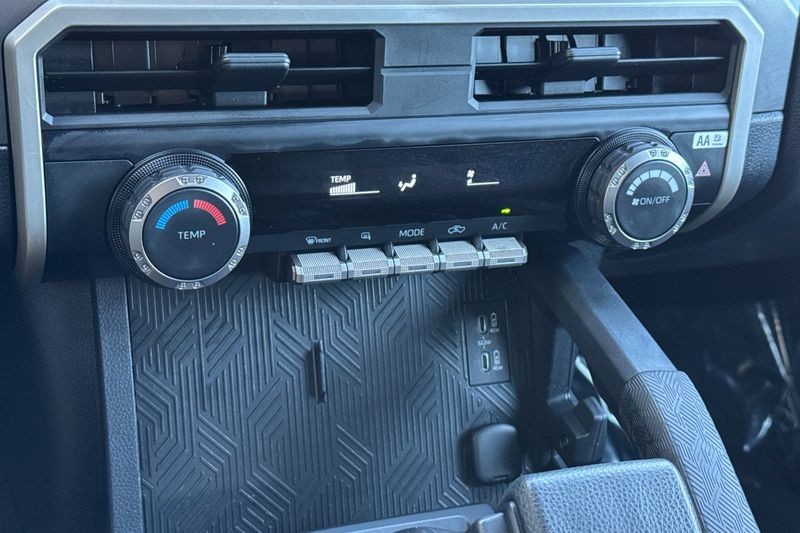 Toyota Tacoma 4WD Vehicle Full-screen Gallery Image 19