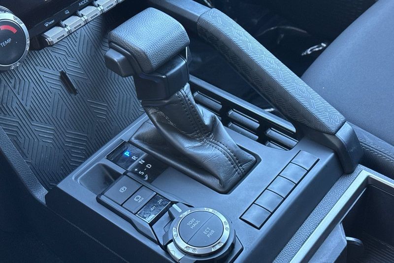 Toyota Tacoma 4WD Vehicle Full-screen Gallery Image 20