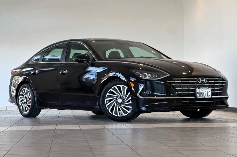 Hyundai Sonata Hybrid Vehicle Full-screen Gallery Image 02