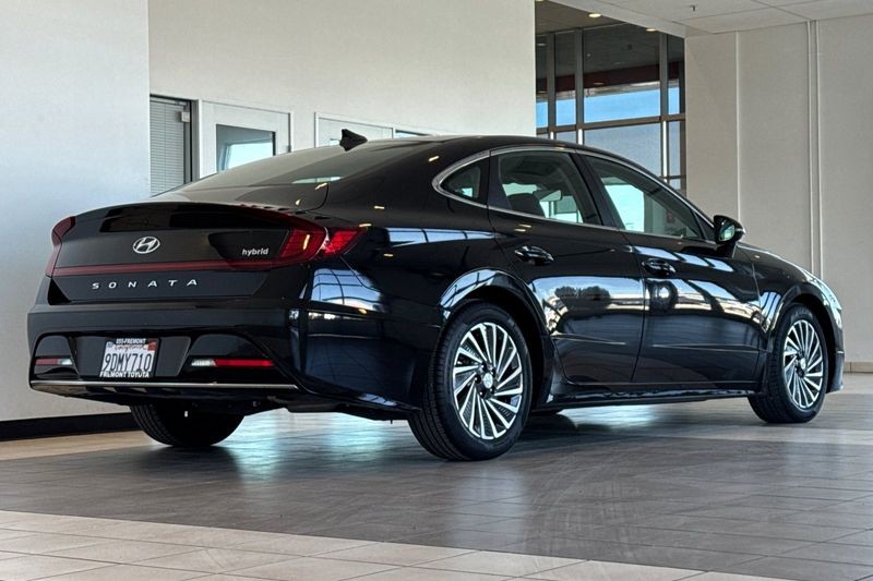 Hyundai Sonata Hybrid Vehicle Full-screen Gallery Image 04