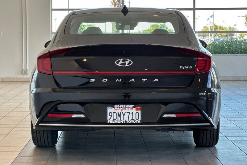 Hyundai Sonata Hybrid Vehicle Full-screen Gallery Image 05