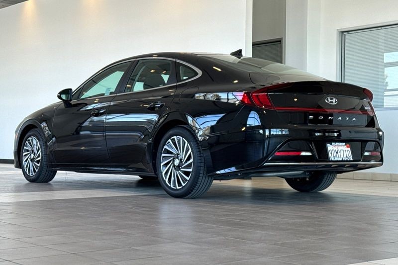 Hyundai Sonata Hybrid Vehicle Full-screen Gallery Image 06