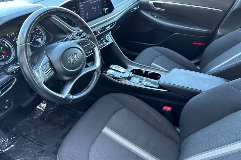 Hyundai Sonata Hybrid Vehicle Full-screen Gallery Image 10