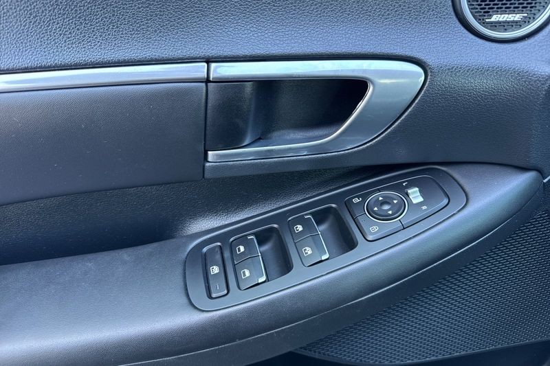 Hyundai Sonata Hybrid Vehicle Full-screen Gallery Image 11
