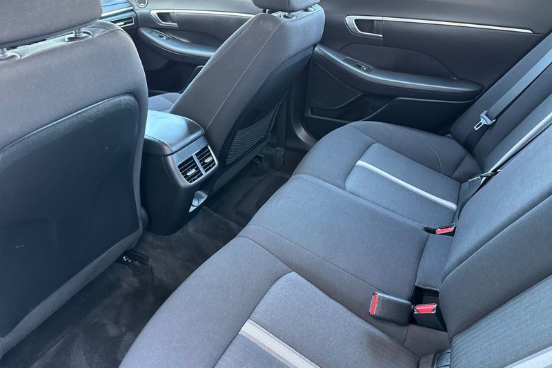 Hyundai Sonata Hybrid Vehicle Full-screen Gallery Image 12