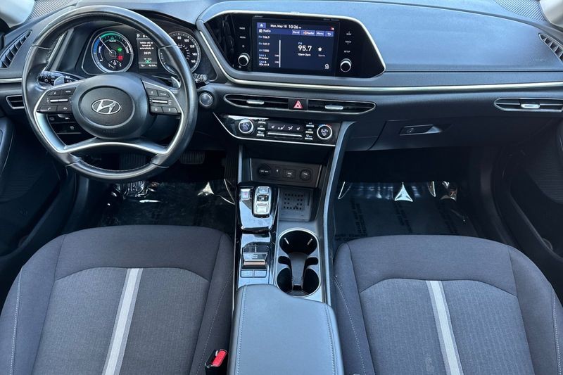 Hyundai Sonata Hybrid Vehicle Full-screen Gallery Image 13