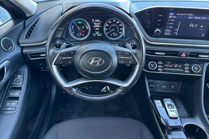 Hyundai Sonata Hybrid Vehicle Full-screen Gallery Image 14