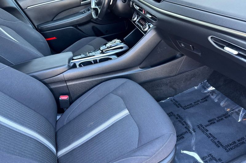 Hyundai Sonata Hybrid Vehicle Full-screen Gallery Image 15