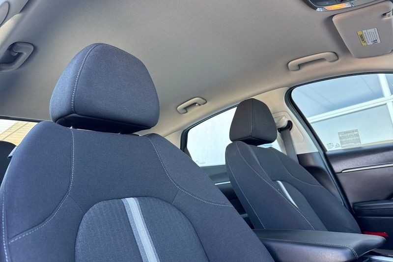 Hyundai Sonata Hybrid Vehicle Full-screen Gallery Image 16