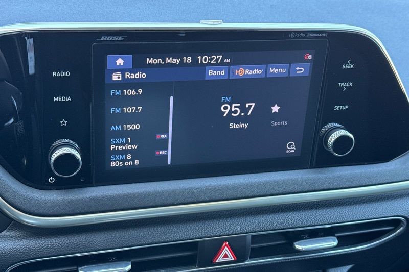 Hyundai Sonata Hybrid Vehicle Full-screen Gallery Image 17