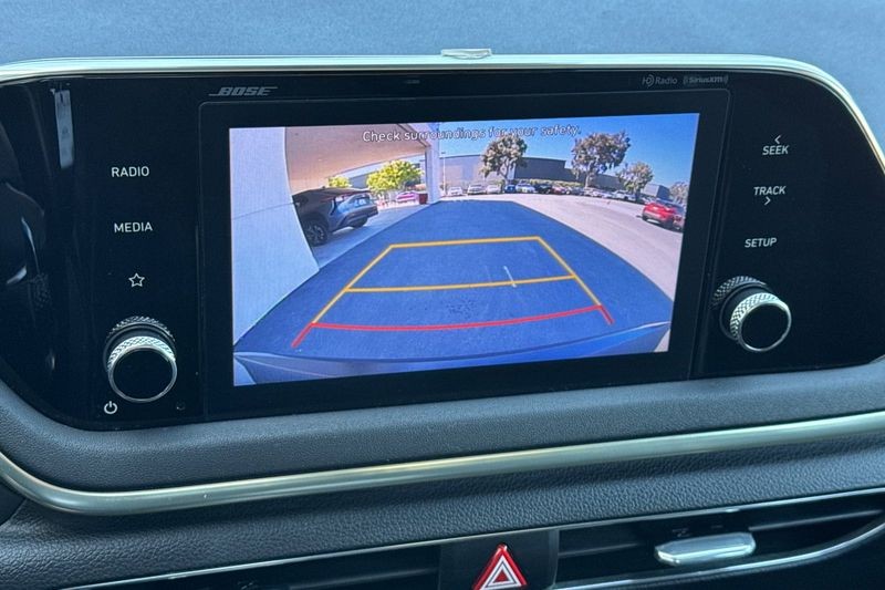 Hyundai Sonata Hybrid Vehicle Full-screen Gallery Image 18
