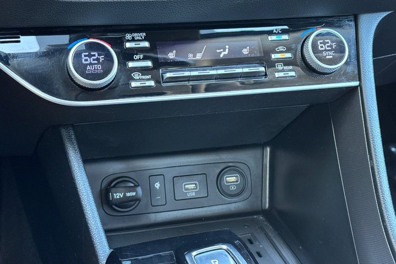 Hyundai Sonata Hybrid Vehicle Full-screen Gallery Image 19