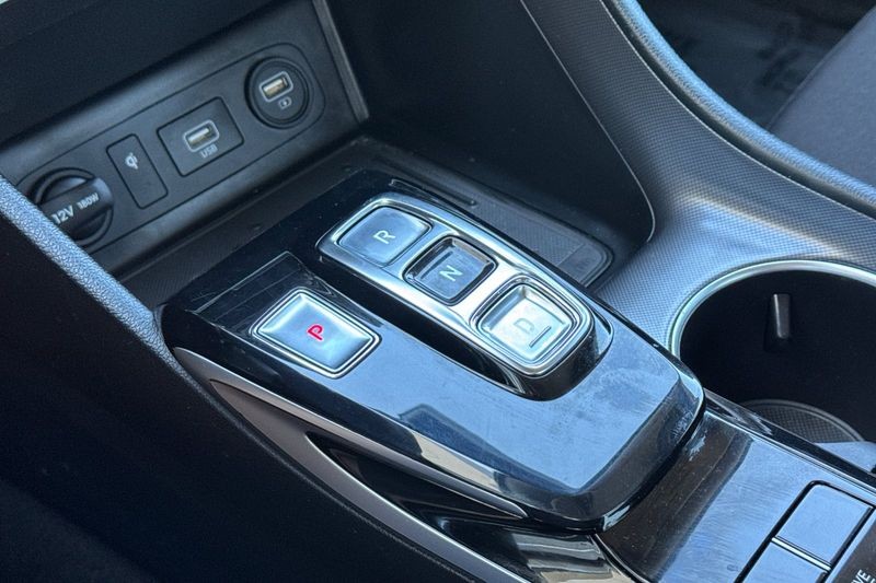 Hyundai Sonata Hybrid Vehicle Full-screen Gallery Image 20
