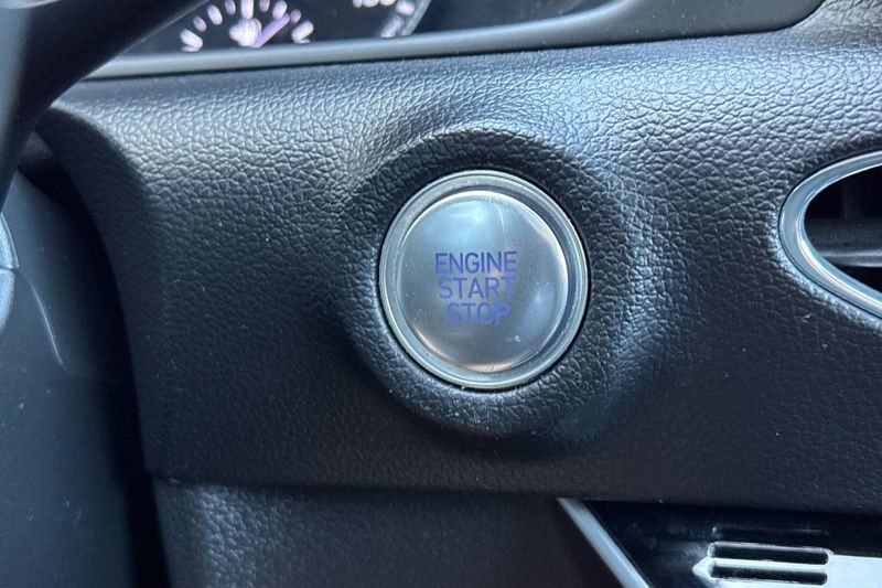Hyundai Sonata Hybrid Vehicle Full-screen Gallery Image 21