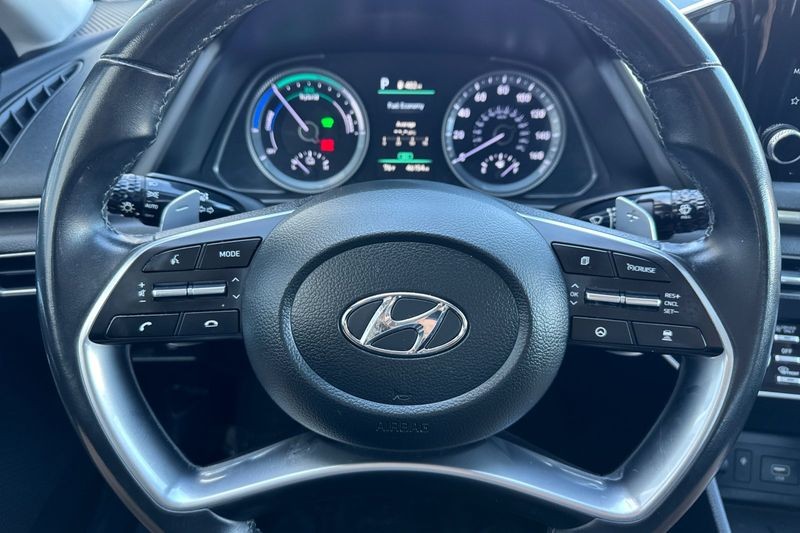 Hyundai Sonata Hybrid Vehicle Full-screen Gallery Image 22