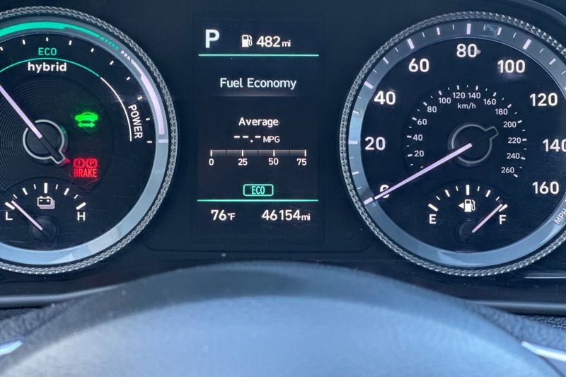 Hyundai Sonata Hybrid Vehicle Full-screen Gallery Image 24