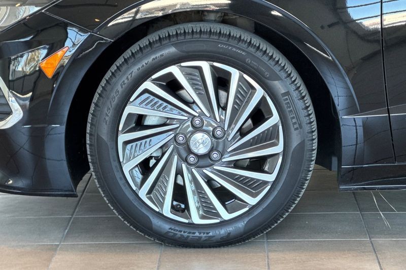 Hyundai Sonata Hybrid Vehicle Full-screen Gallery Image 25