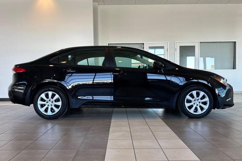 Toyota Corolla Vehicle Full-screen Gallery Image 03